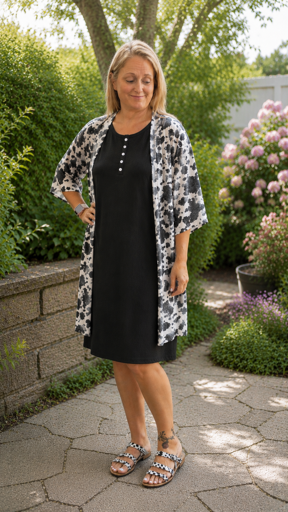 SHORT SLEEVE BLACK DRESS WITH BUTTON DETAIL AND POCKETS DRESS
