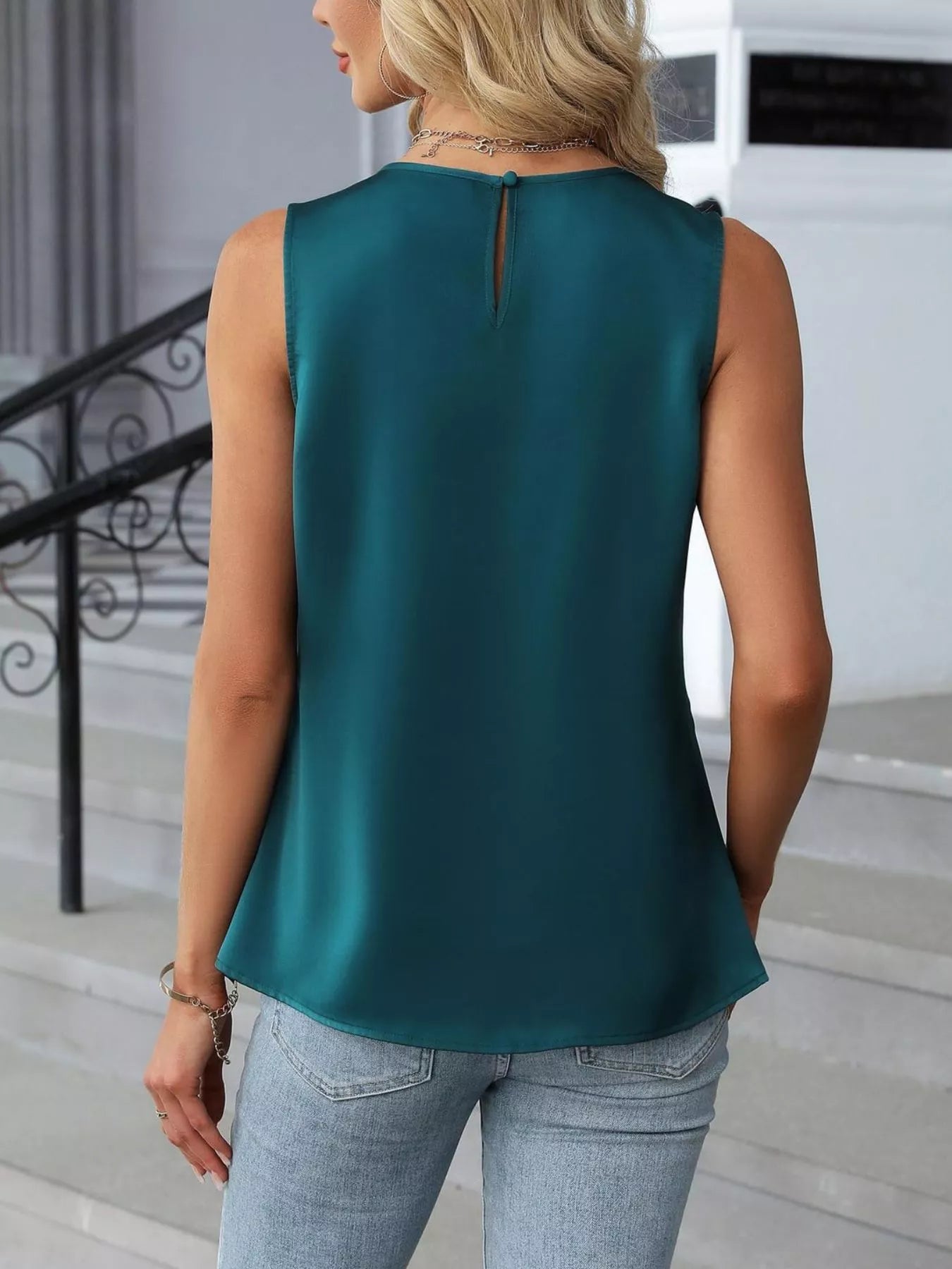 PLEATED ROUND NECK SLEEVELESS BLOUSE TOP