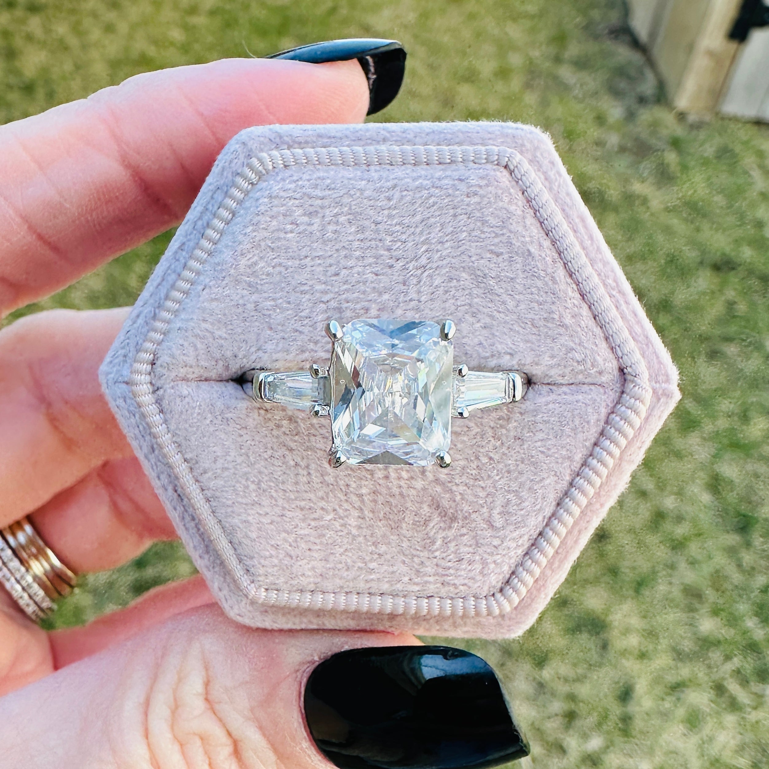 VIVIENNE EMERALD BAGUETTE RING RING