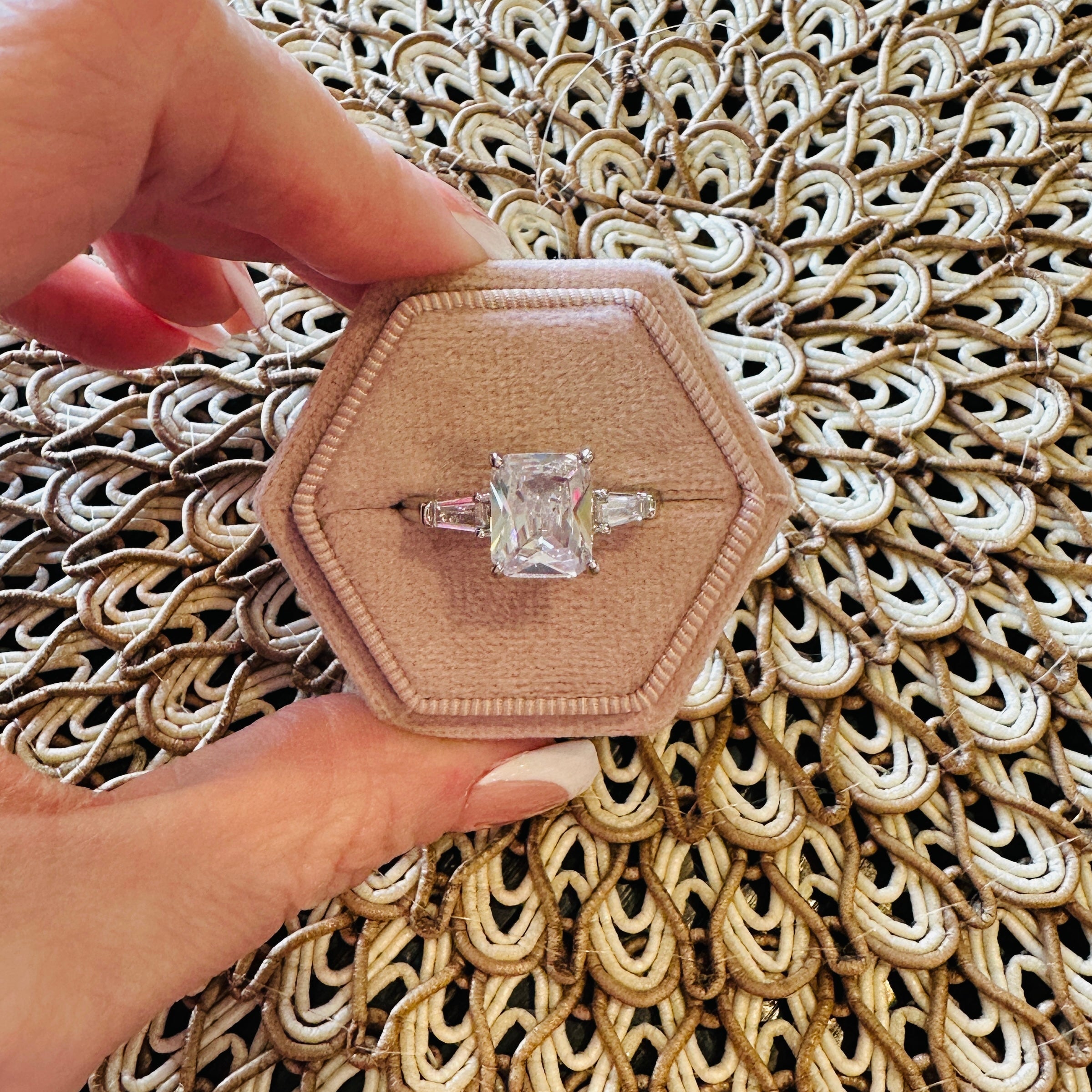 VIVIENNE EMERALD BAGUETTE RING RING