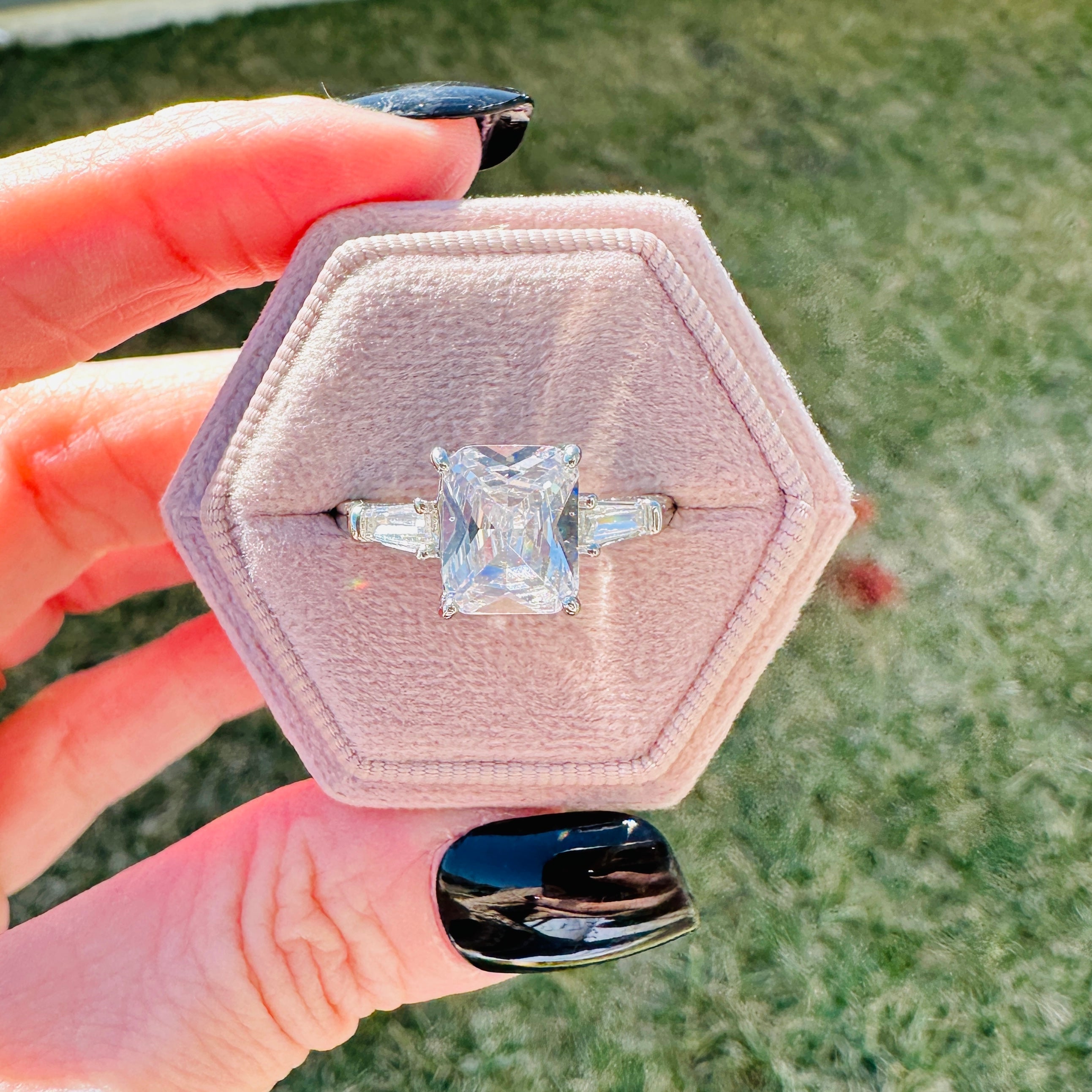 VIVIENNE EMERALD BAGUETTE RING RING