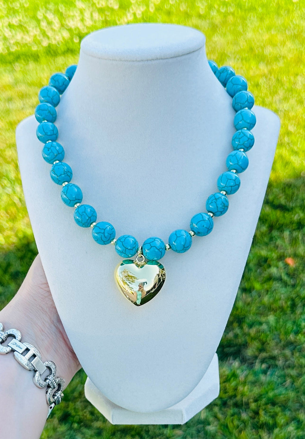 Make a statement with the vibrant beauty of our Turquoise Tide Heart Necklace. Featuring eye-catching turquoise-inspired beads accented with polished gold spacers and a bold gold heart pendant, this necklace captures the carefree spirit of coastal living with an elevated boutique feel.