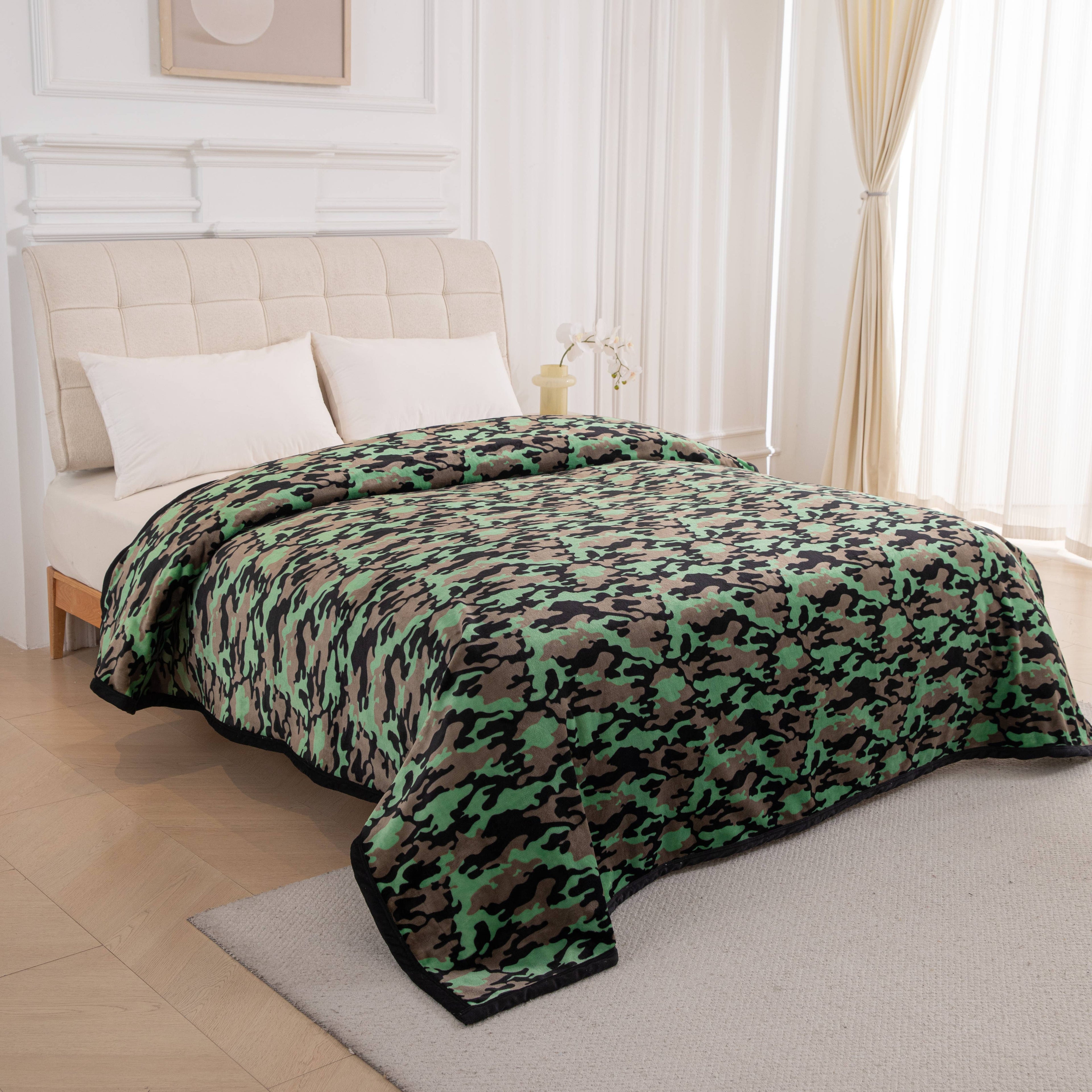 GREEN AND BLACK CAMOUFLAGE KIND SIZE SUPER PLUSH BLANKET Blanket