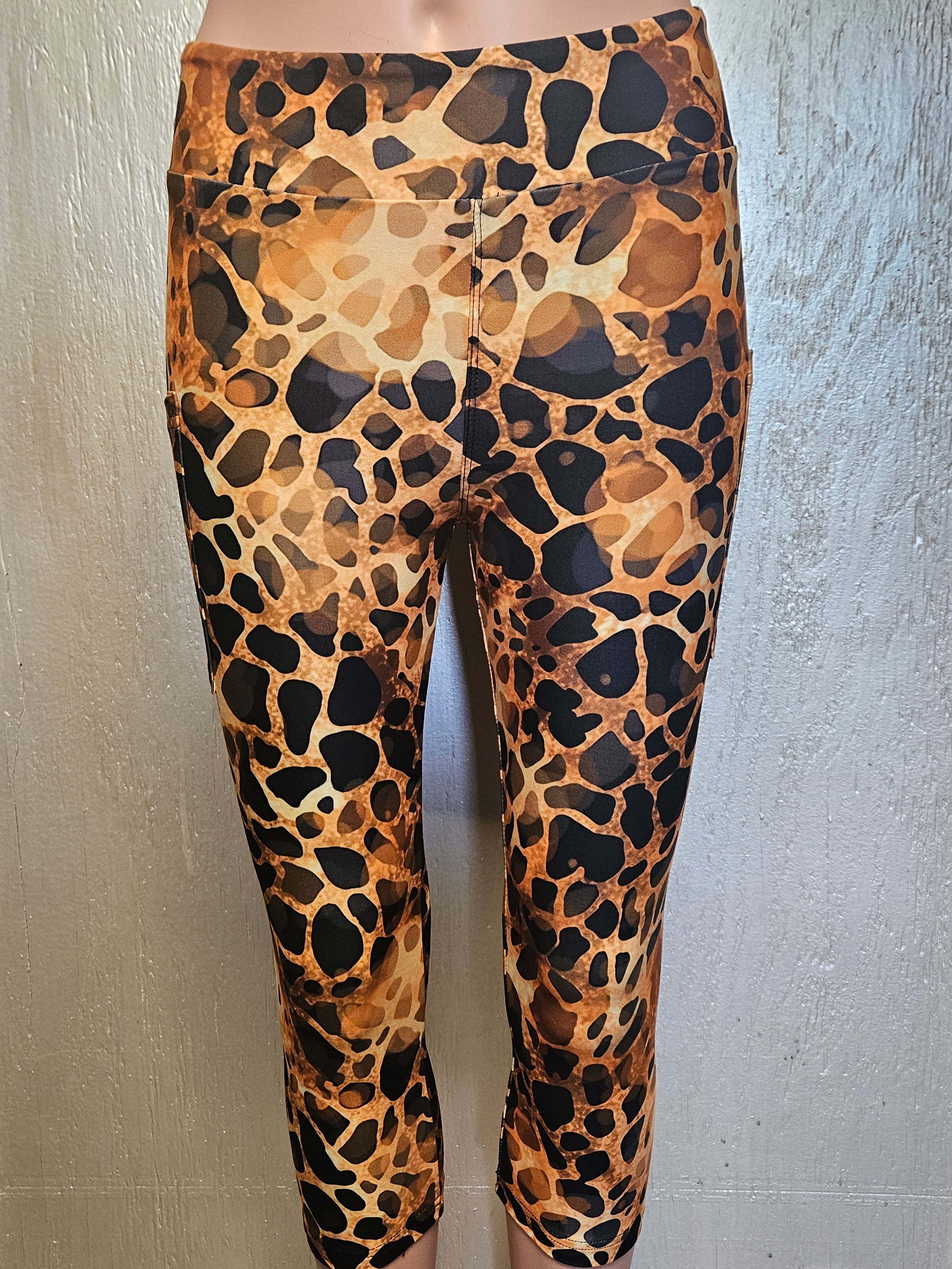 GOLD GIRAFFE LEGGINGS, CAPRIS AND SKORTS WITH POCKETES