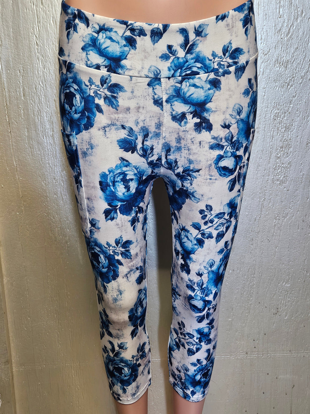 Vintage Blue Roses capris and leggings with pockets